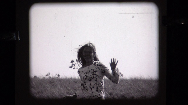 1968年，年轻女士奔向相机，实验视频素材