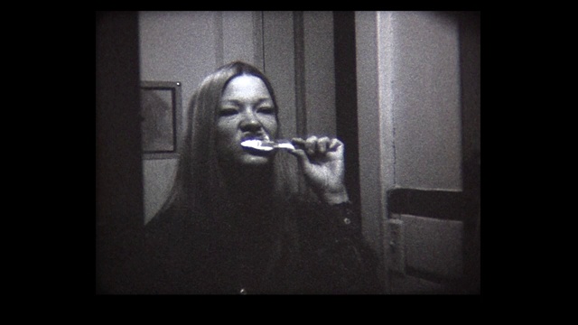 1968年，年轻女士刷牙，做鬼脸视频素材