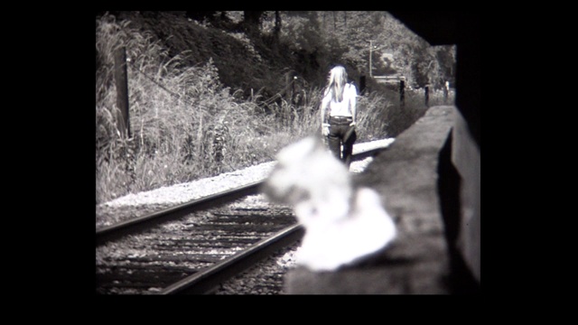 1968年，年轻的女士沿着铁轨闲逛视频素材