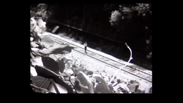 1969年，在铁轨上行走的年轻女士的概述视频素材