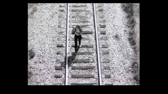 1968年，在铁轨上看到一位年轻的女士视频素材