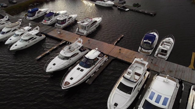 近距离观看豪华游艇在小港口，鸟瞰帆船停车位视频下载