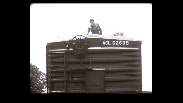 1968年，一名男子爬上火车车厢，疯狂地波浪翻滚视频素材