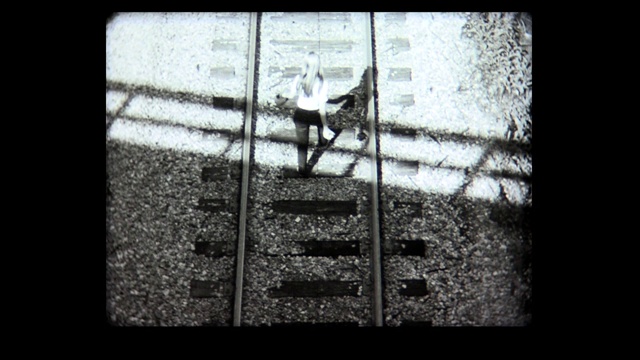 1968年，一位年轻女士在铁轨上离开了视频素材