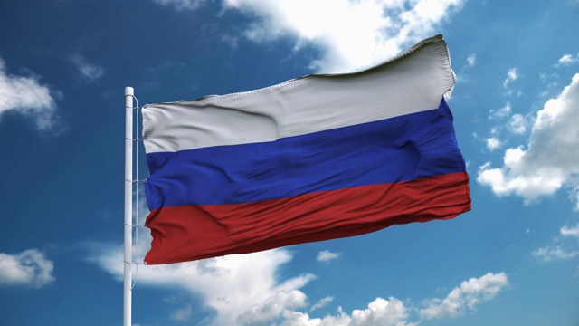 现实的俄罗斯国旗迎风飘扬在深蓝色的天空中视频素材