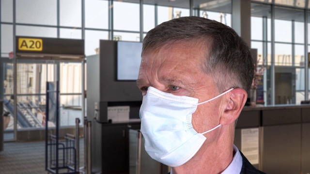 戴口罩的长者在机场接受体温检测，以检查病毒视频素材