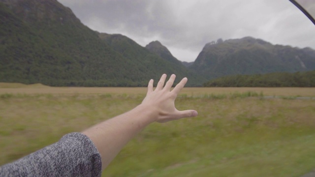 在新西兰的荒野上，一只伸出的手的细节镜头视频下载