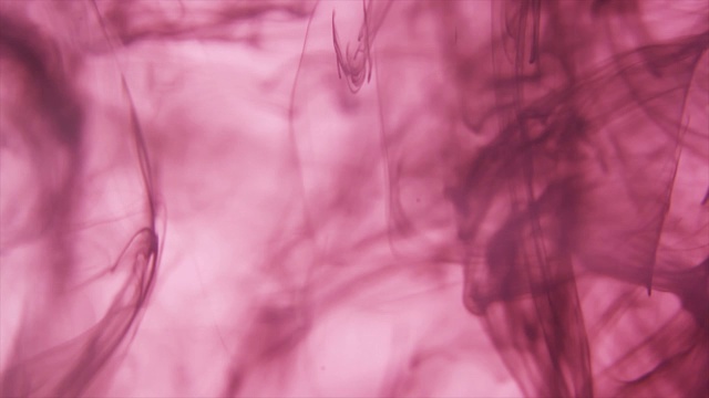 慢动作彩色墨水在水与抽象流体形状视频素材