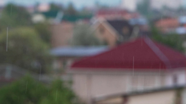 雨滴落在模糊的房屋背景上视频下载