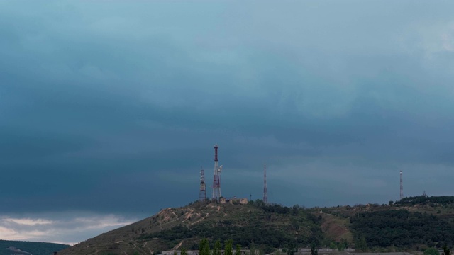 一个暴风雨的夜晚，山顶上的通讯天线视频下载