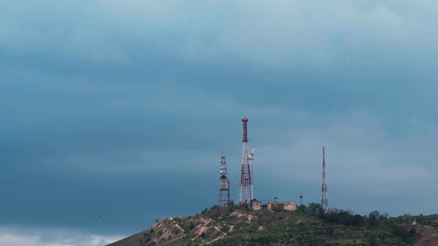 暴风雨天，山顶上的巨大通信天线视频下载