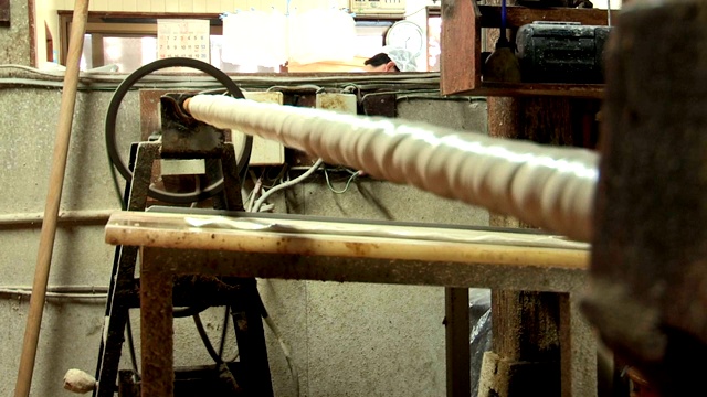 旋转机械。在手工纺纱机上擀面包的人视频素材