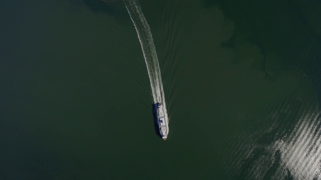在西温哥华马蹄湾附近航行的卑斯卑斯渡船视频下载