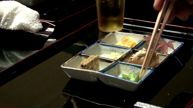 用筷子吃健康的亚洲美食视频素材