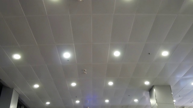 灯泡在白色的天花板上闪闪发光视频下载