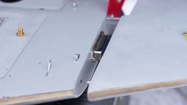 机翼连接到无人机的特写镜头。人类正在为冬季雪地军事飞行作业准备无人驾驶飞行器。商用空中侦察飞机视频下载