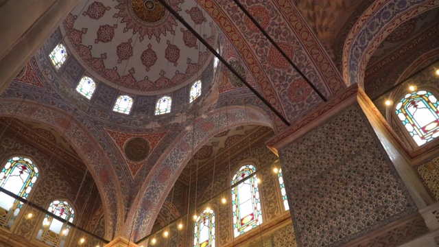 低角度全景:在土耳其伊斯坦布尔，苏丹艾哈迈德清真寺或蓝色清真寺的内部，一个宗教象征和土耳其文化的瓷砖地板。视频下载