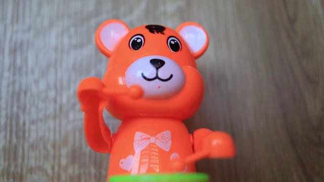 儿童的玩具虎或熊敲鼓视频下载
