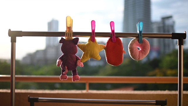 毛绒玩具晾衣绳晾衣夹早上挂在阳台上视频下载
