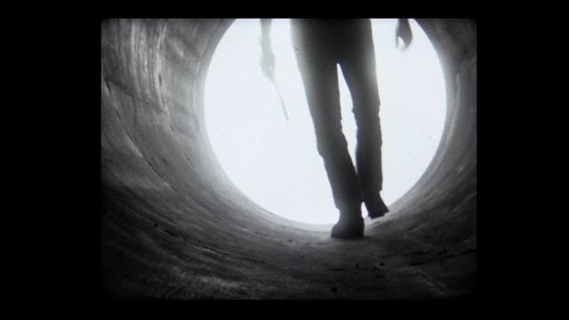 1967年，一个人在戏剧性的圆形隧道中行走视频素材