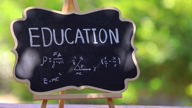 黑色的黑板上写着“教育”的概念。视频下载