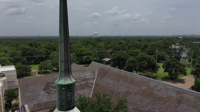 垂直检查一个高大的教堂尖顶，布莱恩，德克萨斯州，美国视频素材