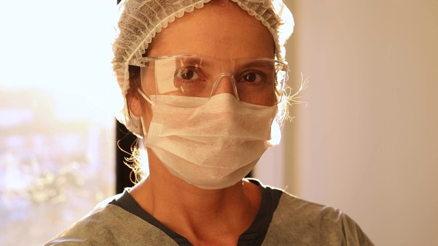 女性卫生保健工作者肖像与太阳的背景视频素材