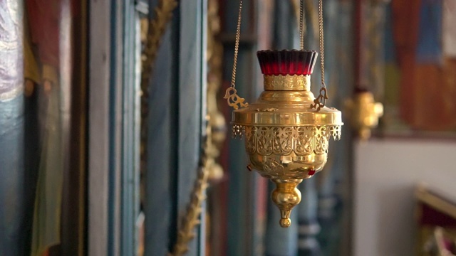 东正教教堂圣像龛前的一盏油灯视频素材