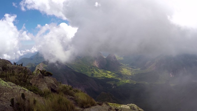 在里约热内卢山区的新弗里堡的三个山峰中中等峰的顶峰的视图。视频素材