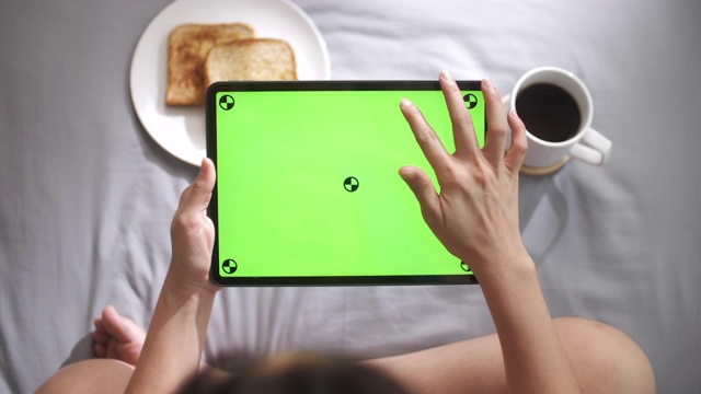 早上躺在床上用绿色屏幕看数字平板电脑的女人视频下载