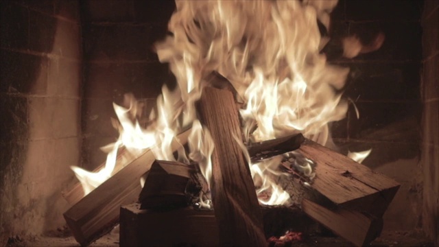壁炉里的大火和柴火视频素材
