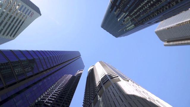 高大的摩天大楼沿框架逆时针旋转视频素材