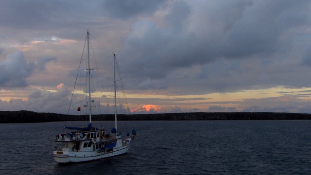 厄瓜多尔加拉帕戈斯国家公园，热那亚岛，大达尔文湾的日出帆船视频下载