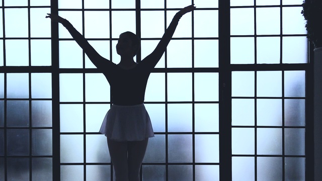 慢动作亚洲优雅少女练习芭蕾舞，芭蕾舞者在空中英语教室旋转+跳跃视频素材