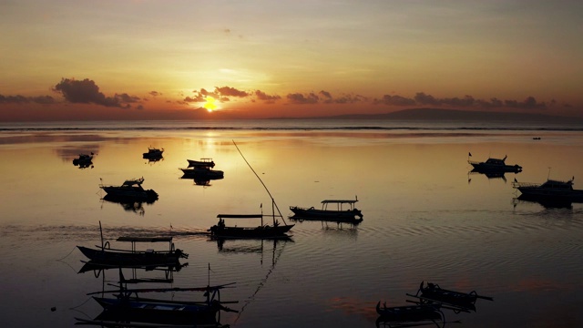 巴厘岛萨努尔海滩，当地渔船上的日出视频下载