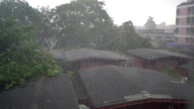 慢镜头雨与乡村木屋的背景视频下载
