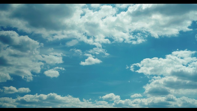 天空中白云环绕着蓝天。视频下载