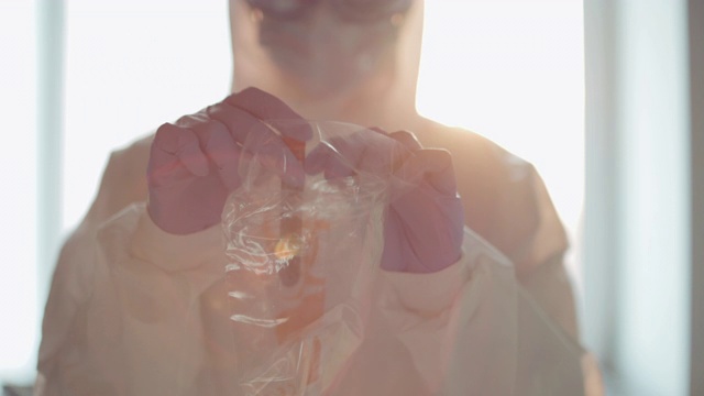 研究人员将试管放入塑料袋，有毒物质，流行病视频素材