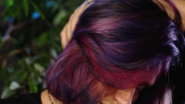 的头发。漂亮健康的染成粉红紫色梯度色的头发。染卷发背景，染色，嫁接，治愈，治疗理念。头发的护理视频下载