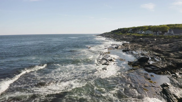 飞过伊丽莎白角的海浪撞击岩石海岸线的镜头视频下载
