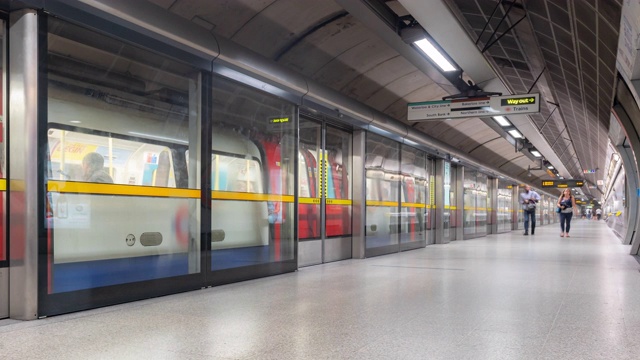 慢镜头:英国伦敦地铁站台上的通勤人群视频下载