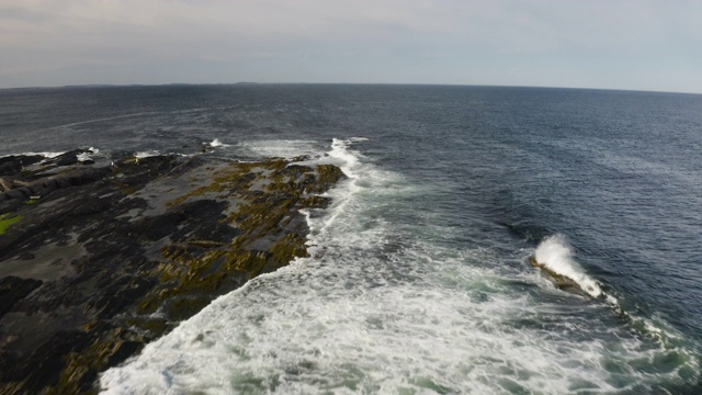 从岩石海岸飞到广阔的海洋视频下载
