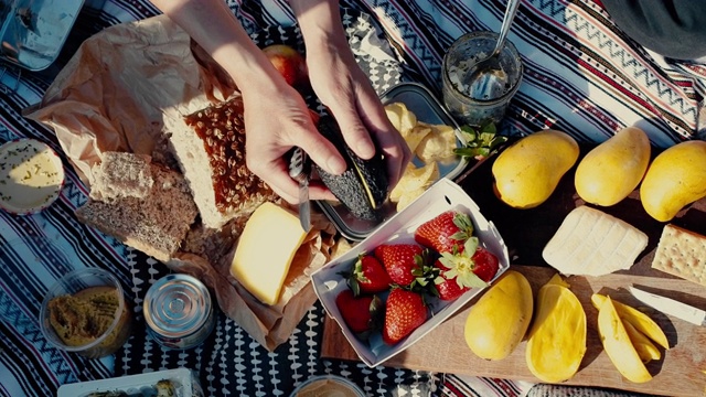 人们用水果和面包吃五颜六色的野餐视频下载