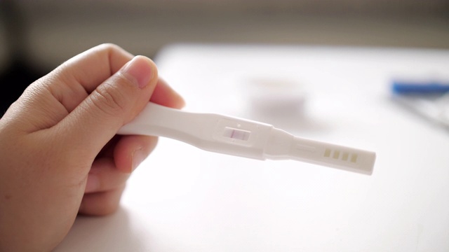 妇女的手妊娠测试呈阳性视频素材