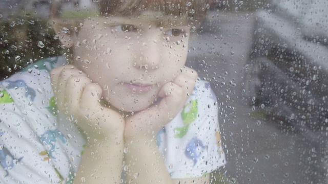 一个下雨天，男孩望着窗外视频下载