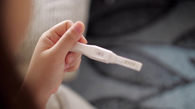 妇女的手妊娠测试呈阳性视频下载
