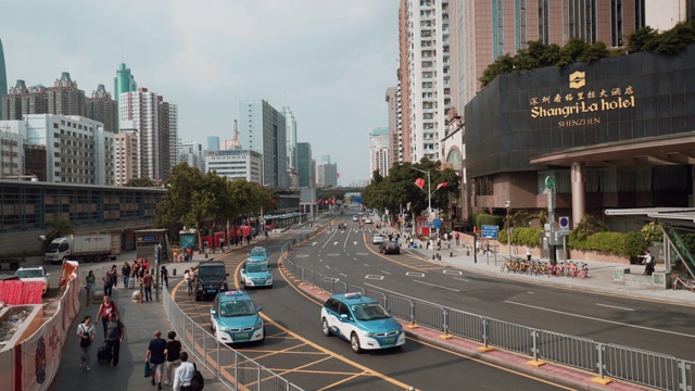 中国深圳市中心附近有出租车的高速公路视频素材