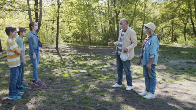 新冠肺炎大流行期间，祖父和孙辈在公园会面视频下载
