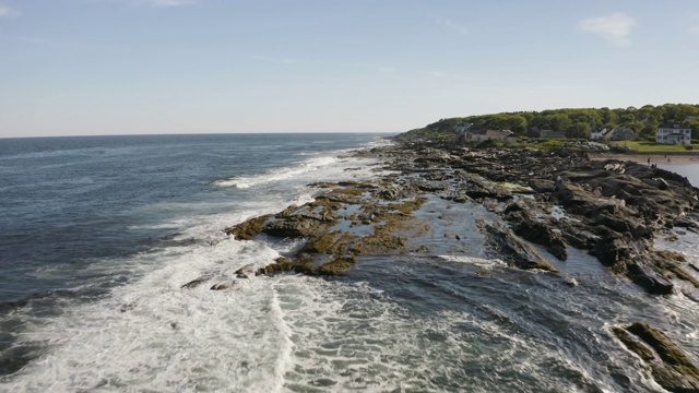 飞过伊丽莎白角的海浪撞击岩石海岸线的镜头视频下载