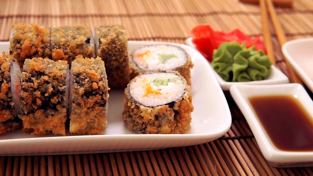 烤寿司卷特写。鳗鱼和飞鱼的鱼卵，福卷ASI。日本料理视频素材